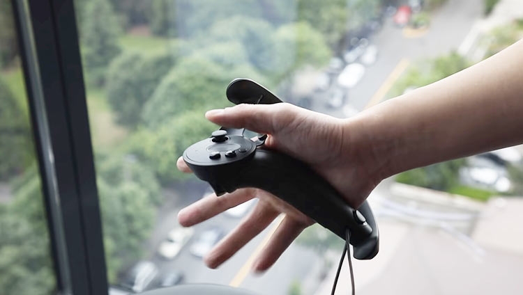 Контроллер Valve Knuckles EV2 позволяет сжимать предметы в VR