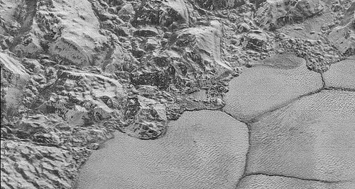 Астрономы открыли на Плутоне дюны из метанового песка