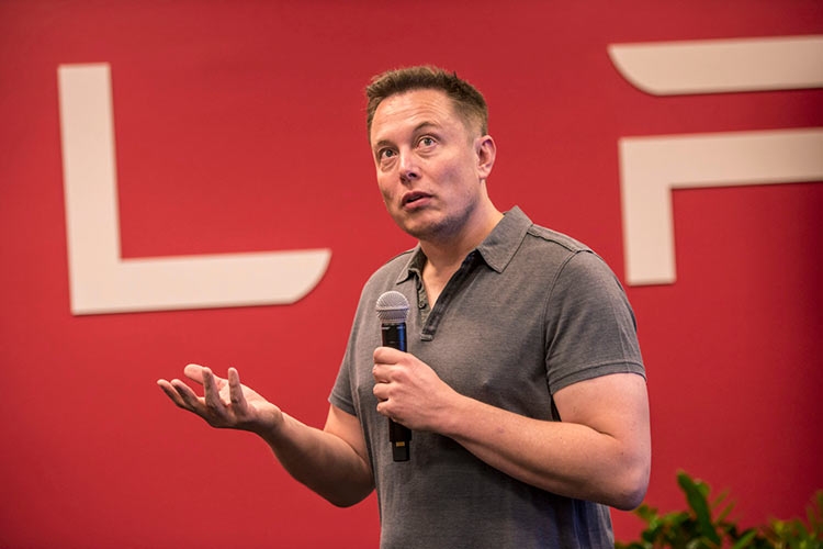 Tesla хочет получить данные бывшего сотрудника из Dropbox и Facebook