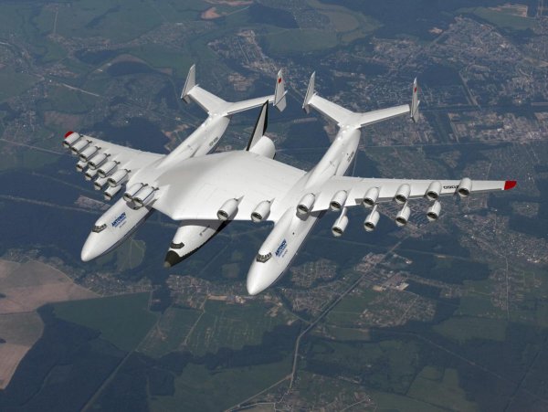 Эксперты из России испытали двухфузеляжный самолет