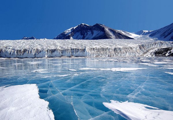 Учёные не могут объяснить странные звуки из ледяной скважины в Антарктиде