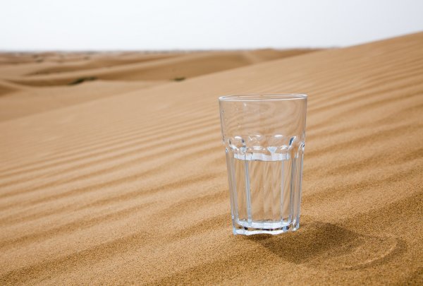 Ученые-физики добыли стакан пресной воды из пустынного воздуха