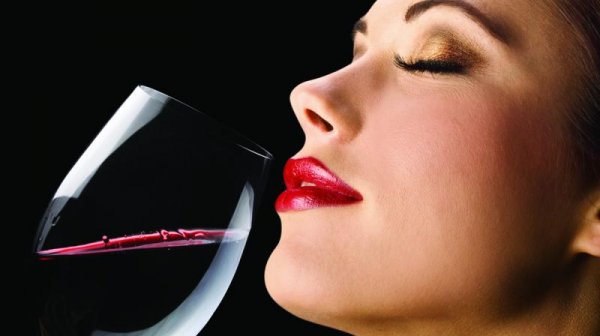 Не мужское дело: Ученые доказали, что женщинам лучше дается дегустация вина