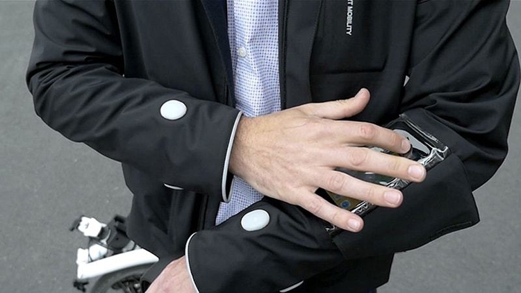 «Умная» куртка Ford сделает езду на велосипеде в городе более безопасной