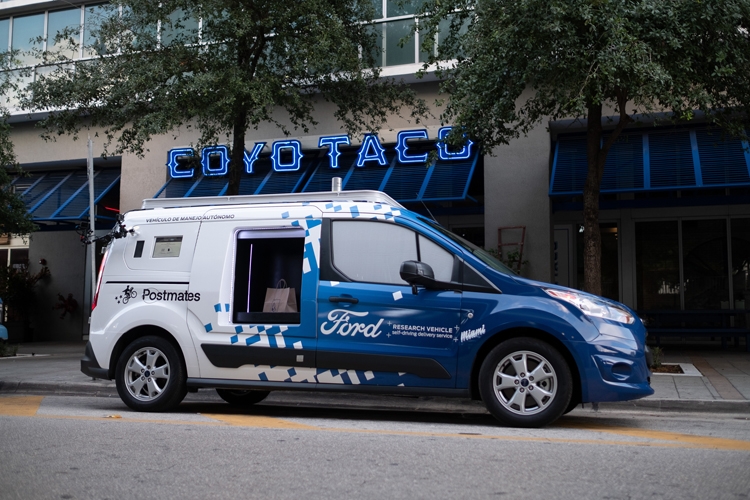 «Беспилотный» фургон Ford Transit Connect начал доставлять еду и товары