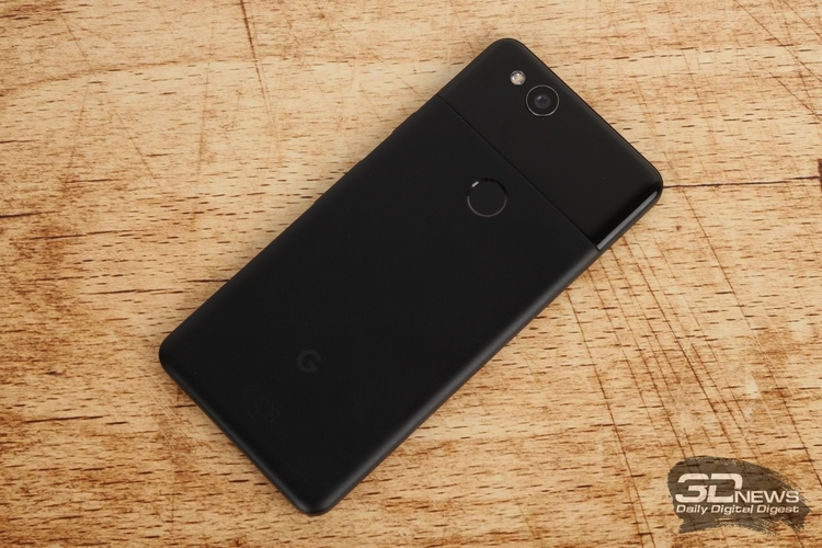 На изображениях показан смартфон Google Pixel 2