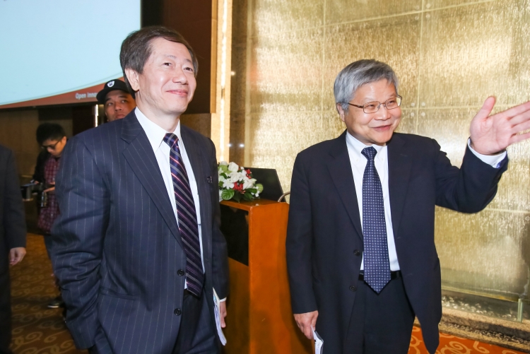 Новый председатель совета директоров Марк Лиу (Mark Liu) и исполнительный директор Си Си Вэй (C. C. Wei), фото Maurice Tsai/Bloomberg
