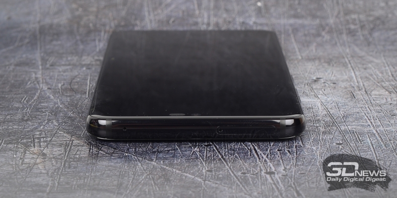 LG G7 ThinQ, верхняя грань: микрофон и слот для SIM-карт и/или карты памяти