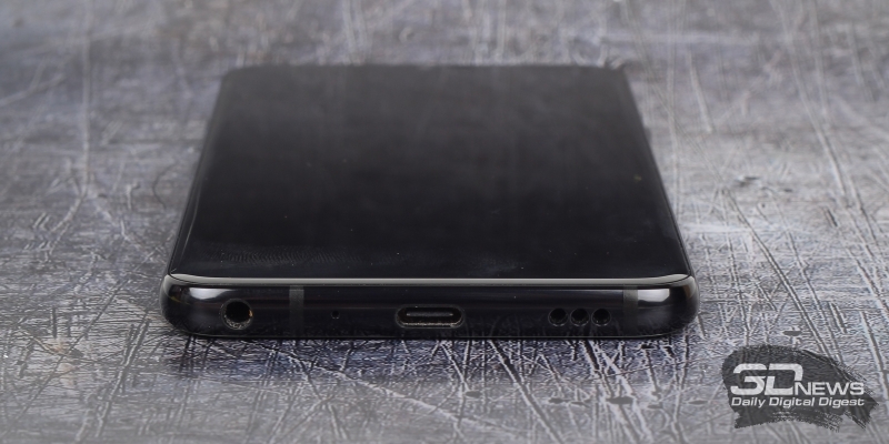 LG G7 ThinQ, нижняя грань: мини-джек (3,5 мм), микрофон, разъем USB Type-C, основной динамик