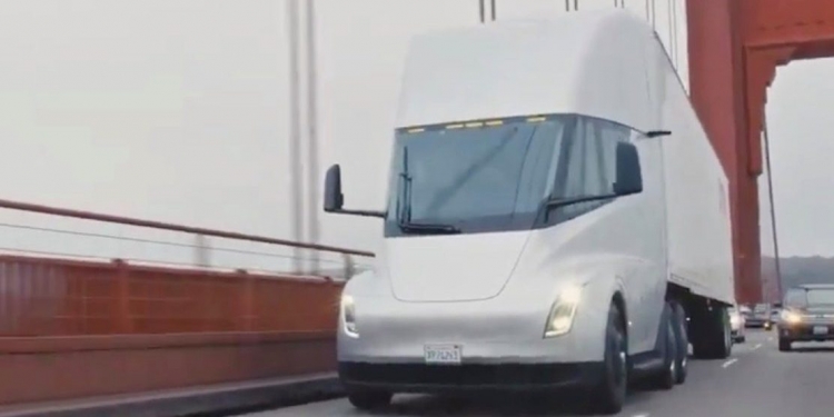 Видео: прототип электрогрузовика Tesla Semi направляется в Санта-Розу
