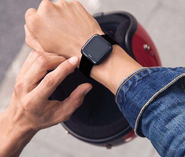 Fitbit поставила более миллиона смарт-часов Versa за шесть недель