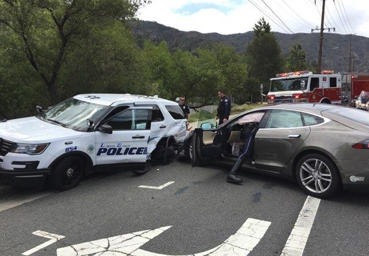 Электрокар Tesla на автопилоте попал в очередную аварию