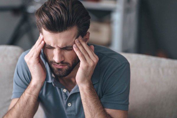 Ученые раскрыли неожиданную причину мигрени у мужчин