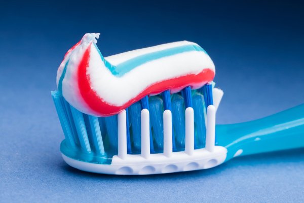 Ученые назвали причины, почему ни в коем случае нельзя глотать зубную пасту