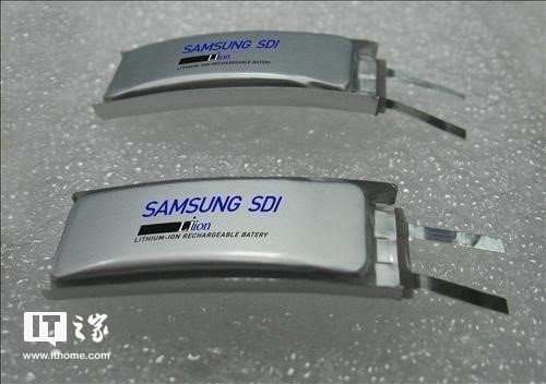 В Сети оказалось «живое» фото гнущегося аккумулятора для Samsung Galaxy X