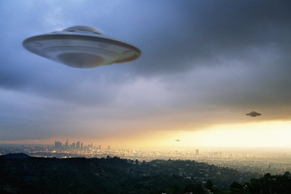 В США огромный светящийся НЛО напугал очевидцев до истерики