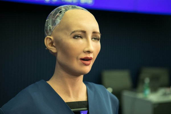 Гуманоидный робот София съездила в Индию и рассказала о будущем