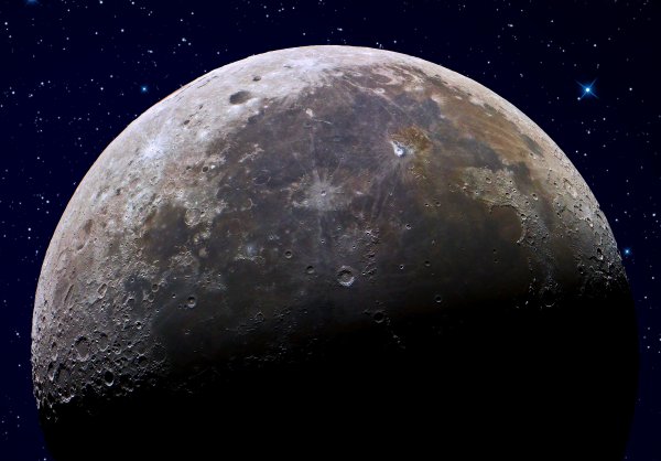 На Луне уфологи заметили «подземную базу инопланетян»