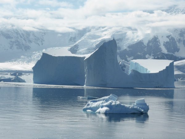 В тысячелетних льдах Антарктики нашли живой источник метана