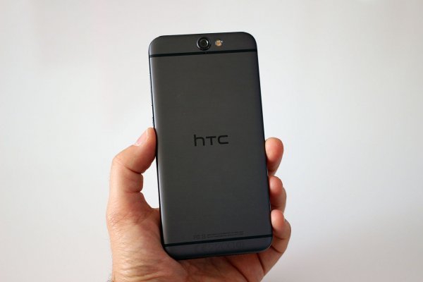 Смартфон HTC U12+ поступил в продажу в России
