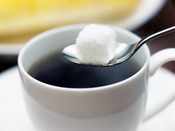 Ученые: Добавление сахара в чай увеличивает риск развития болезни Альцгеймера