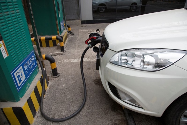 Китай готовится вновь сократить субсидии на электромобили