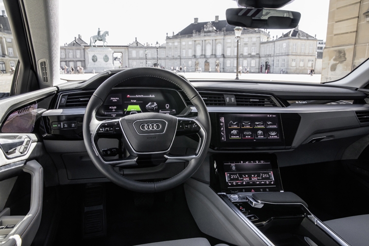 Рассекречен высокотехнологичный интерьер кроссовера Audi e-tron