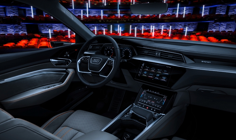 Рассекречен высокотехнологичный интерьер кроссовера Audi e-tron