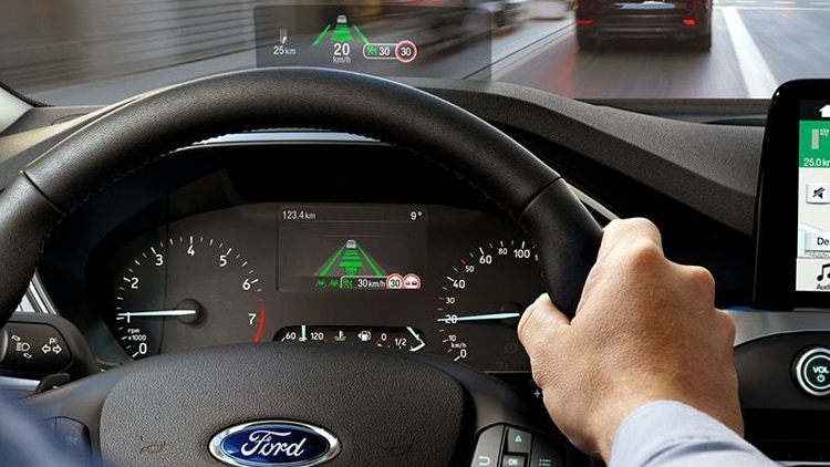 В Ford создан проекционный дисплей с улучшенными характеристиками
