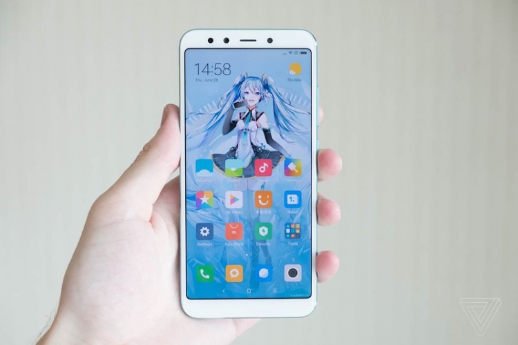 Фото дня: Xiaomi выпустила Mi 6X в богатом издании в стиле Мику Хацунэ