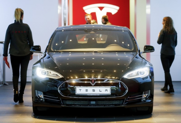 Акции Tesla упали в цене после просьбы к поставщикам вернуть часть денег