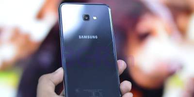 Samsung анонсировал смартфон с вырезом в экране